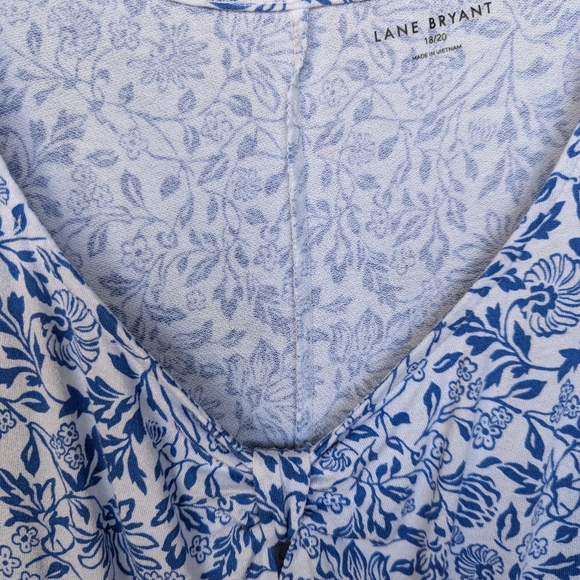 Lane Bryant Plus size Tank Top w/Center Tab Detail. Size 18/20 - Picture 2 of 3